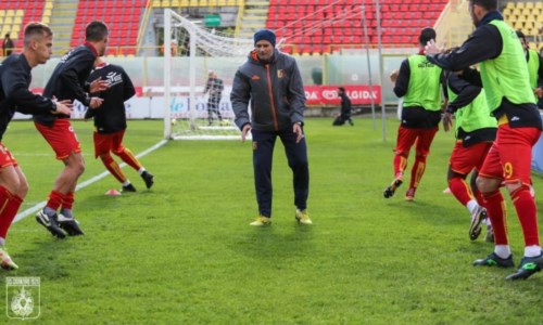 La squadra del Catanzaro durante il riscaldamento (foto uscaranzaro1929.com)