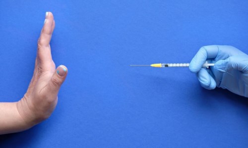 Truffa no vaxFalsi certificati vaccinali, l’ospedale di Catanzaro sospende due dipendenti. Occhiuto: «Licenziateli»