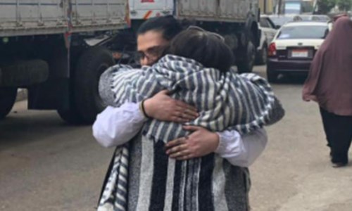 L’abbraccio di Patrick Zaki alla madre dopo essere stato scarcerato (foto Ansa)