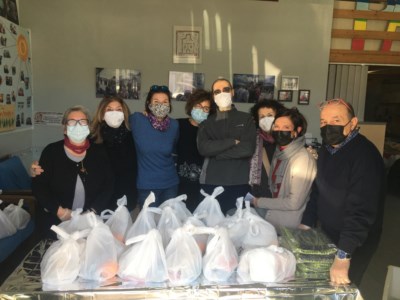Volontari e volontarie Help center Casa di Lena di Reggio in occasione della mensa nel giorno dell’Immacolata