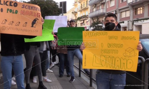 La protesta«Liceo o Polo Nord?»: i termosifoni non funzionano e gli studenti di Petilia scendono in piazza