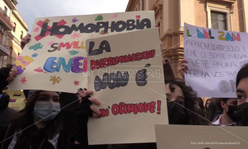 La manifestazioneCrotone, studenti in piazza per il Ddl Zan: «Più diritti e meno discriminazioni»