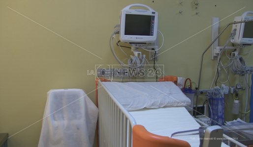 Uno dei posti letto della terapia intensiva pediatrica dell’ospedale di Cosenza