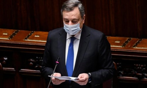 Lotta alla pandemiaCovid, Draghi in Parlamento: «Verso un Natale più sicuro, vaccino protegge anche l’economia del Paese»