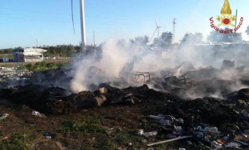 Tragedia a Foggia, due fratellini di 2 e 4 anni morti in un incendio scoppiato nel campo nomadi