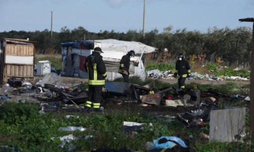 Il drammaTragedia a Foggia, incendio in un campo nomadi: morti due fratellini di 2 e 4 anni