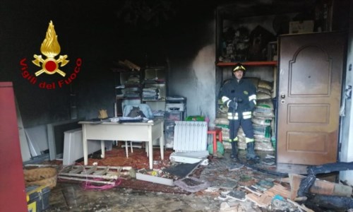 Incendio in un appartamento di Cirò Marina: soccorso il proprietario