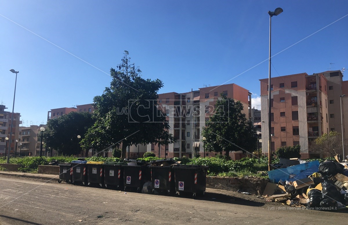 Cassonetti su strade ripulite Rione Marconi di Reggio Calabria