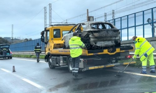 Autostrada del MediterraneoPizzo, automobile in fiamme sull’A2: viabilità ripristinata in direzione Sud