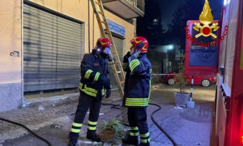 Tragedia sfiorataIncendio in appartamento a Cotronei, vigili del fuoco salvano 5 persone dalle fiamme