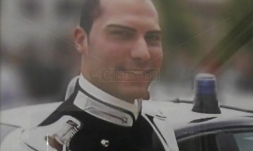Il casoCarabiniere trovato morto in auto, la madre: «Era pieno di vita, non può essere stato un suicidio»