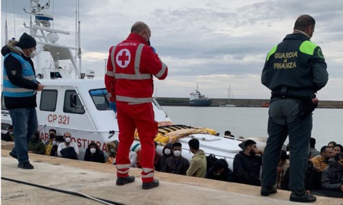 La rottaEmergenza sbarchi in Calabria, quasi 800 migranti arrivati a Crotone tra Natale e Santo Stefano