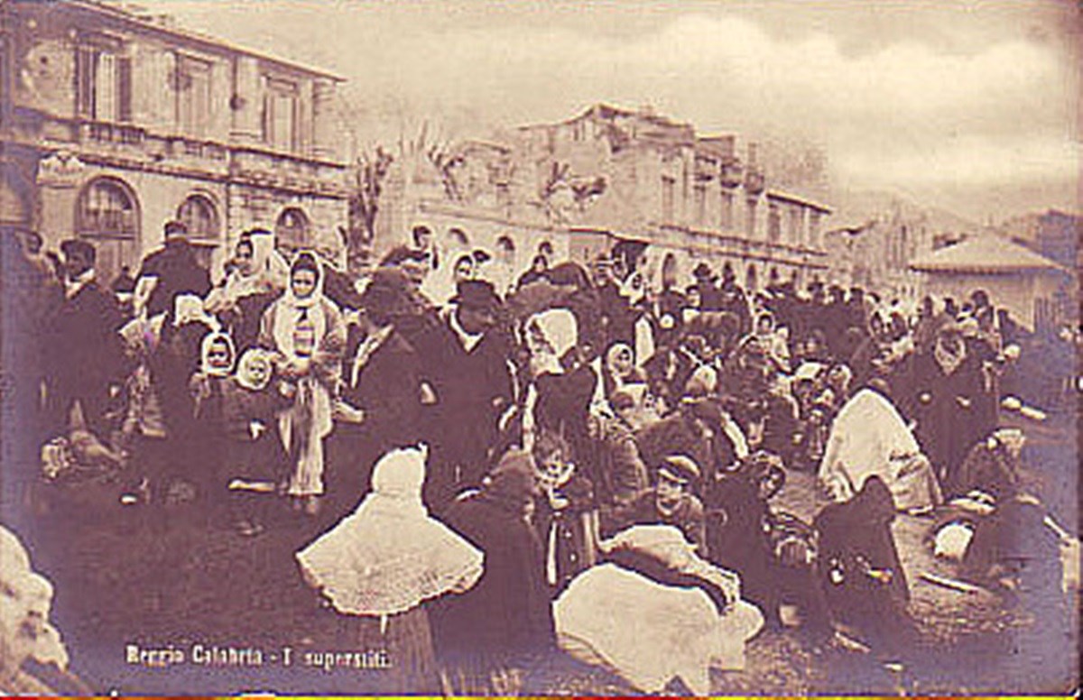 Reggio Calabria, alcuni superstiti dopo il terremoto del 28 dicembre 1908 (fonte: Wikipedia)