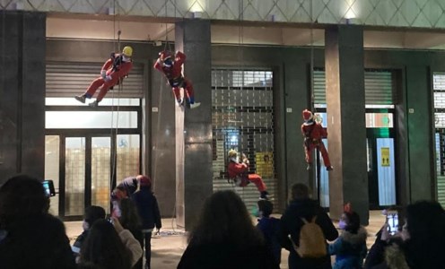 L’iniziativaLa carica dei Babbo Natale acrobati entusiasma i bimbi di Cosenza
