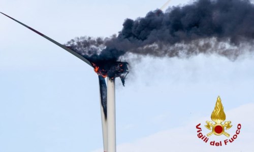 L’incendioIn fiamme pala eolica nel Crotonese, distrutta una turbina: rogo spento dai pompieri