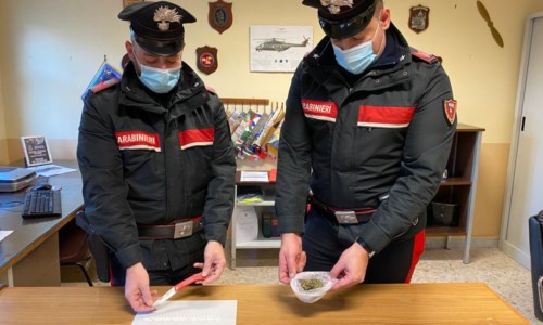 In auto marijuana, hashish e coltelli: denunciate 2 persone nel Crotonese