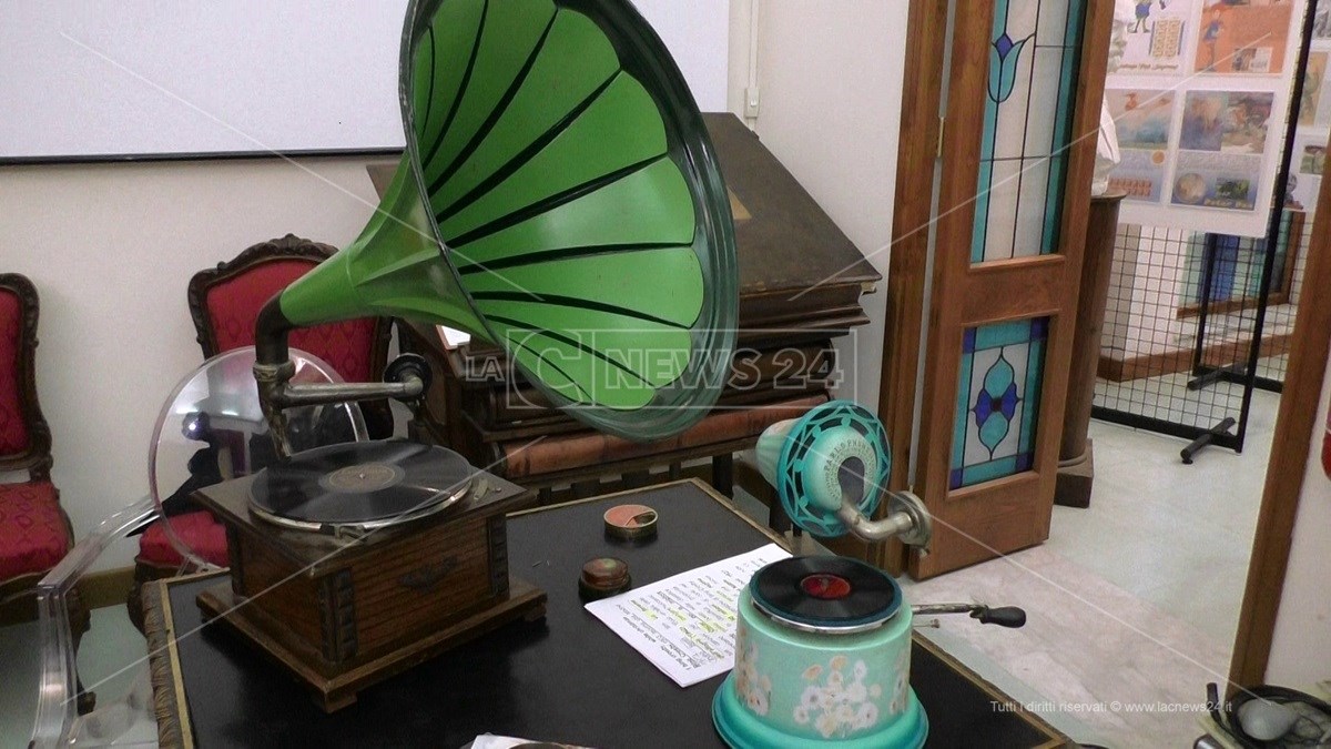 Grammofono verde del 1915 e grammofono Parlophone, collezione di Giuseppe Nicolò Reggio Calabria