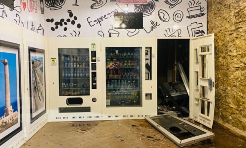 Uno dei distributori automatici danneggiati, foto di Rosario Rizzuto
