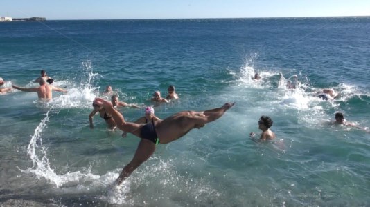 Il ritoUn bagno nel mar Ionio per inaugurare il 2022, si rinnova a Catanzaro il tuffo di Capodanno