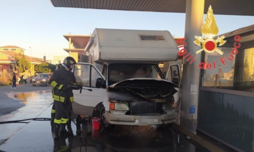Tragedia sfiorataIncendio nel Crotonese, camper prende fuoco al distributore di benzina