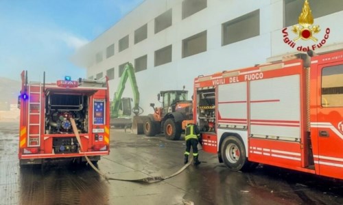 Incendio nel Cosentino, fiamme al centro di stoccaggio rifiuti Calabria Maceri di Rende 