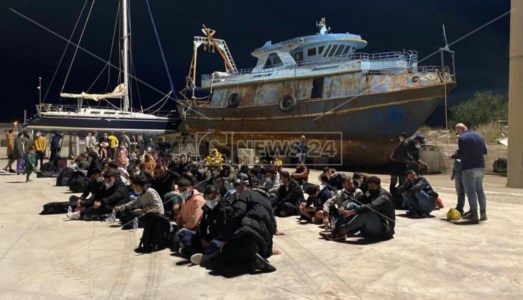 L’emergenzaPrimo sbarco del 2022 in Calabria: soccorsi a Roccella circa 100 migranti