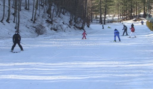 Turisti sulla neve a Lorica