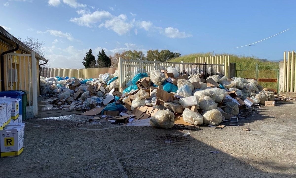 I rifiuti all’esterno dell’ospedale di Locri