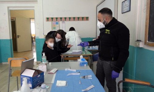 Lotta al CovidLamezia, la scuola diventa un centro vaccini per i bambini: boom di somministrazioni