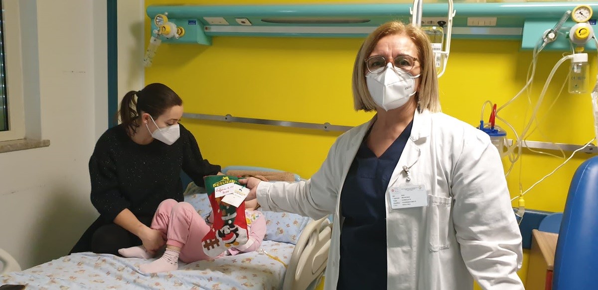 Consegna Calze Avo nel reparto di Pediatria del Gom a cura della coordinatrice infermieristica Consolata Bevacqua