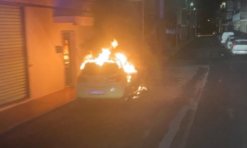 Escalation criminaleIncendio a Corigliano Rossano, auto distrutta dalle fiamme durante la notte: non si esclude matrice dolosa