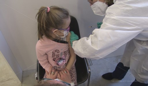 Vaccini CovidIn Calabria in una settimana somministrate 28mila prime dosi: a trainare la campagna i giovani