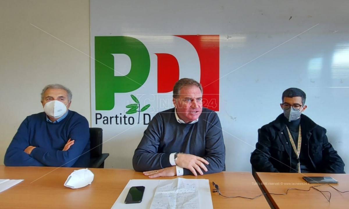 Stefano Graziano (al centro) durante l’ultima conferenza stampa nella sede del Pd