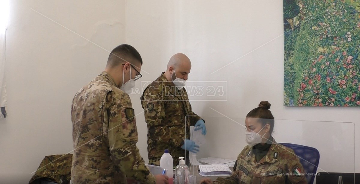 Vaccinazione team mobile Esercito al polo sanitario di prossimità Ace di Arghillà Reggio Calabria