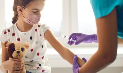 Contagi in salitaCovid, i pediatri avvertono: «Serve rilanciare i vaccini e rivalutare le mascherine a scuola»