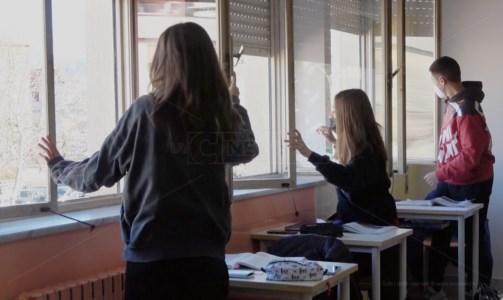Lotta alla pandemiaLamezia, il Liceo Scientifico che si “ingegna” per ovviare alla dad e lavorare in presenza