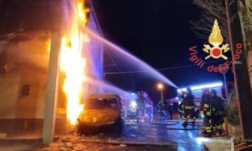 Incendio a CatanzaroAuto in fiamme nella notte, danni alla facciata di una palazzina: famiglie evacuate