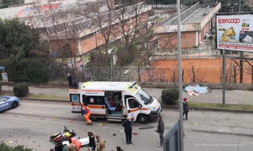 Sangue sulle strade calabresiIncidente a Cosenza, scontro tra moto e auto: muore in ospedale il centauro 30enne
