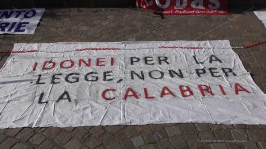 La manifestazioneSanità Calabria, lavoratori idonei in protesta alla Regione: «Basta assunzioni per pochi mesi»