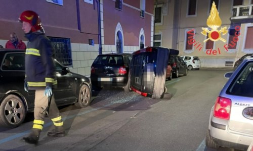 Tragedia sfiorataIncidente a Catanzaro, auto si ribalta e coinvolge altri mezzi parcheggiati