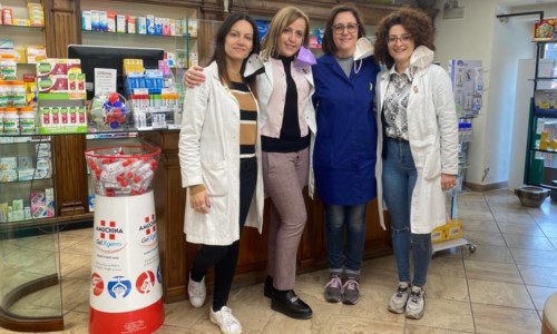 La storiaSan Giovanni in Fiore, la storica farmacia si colora di rosa: è gestita da 4 giovani professioniste