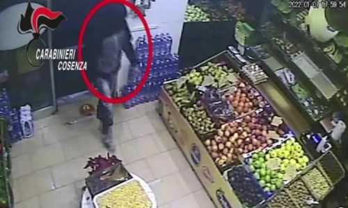 Dal CosentinoCastrovillari, rapina due negozi di frutta e verdura nel giro di un mese: arrestato 32enne