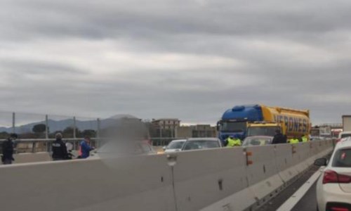 L’impattoIncidente sull’A2 nel Reggino, diverse auto coinvolte e traffico in tilt 
