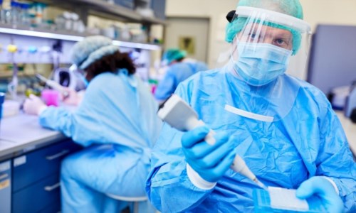 Emergenza pandemiaCovid, l’epidemiologo Cislaghi: «Raggiunto il picco, a Ferragosto sotto i 10mila casi al giorno»