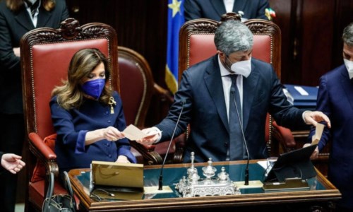Il presidente della Camera Fico e la presidente del Senato Casellati durante lo scrutinio (Foto Ansa)