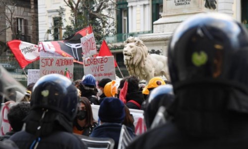 Gli scontri a Napoli (Foto Ansa)