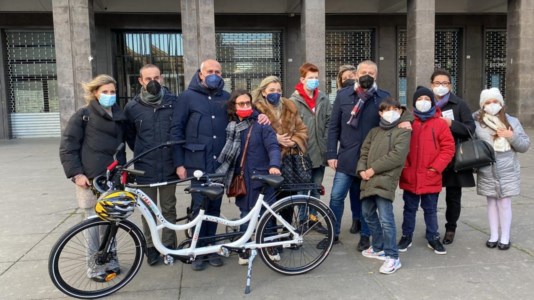 InclusioneLa bici degli abbracci, presentato a Cosenza il tandem per pedalare con le persone con autismo