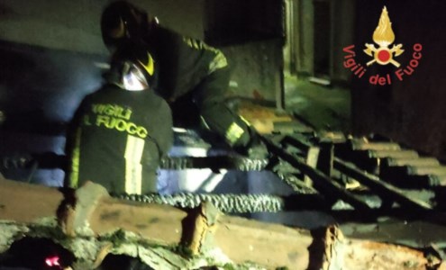 Tragedia sfiorataIncendio nel Catanzarese, fiamme avvolgono il tetto di una abitazione: salvi due anziani