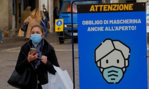 Lotta alla pandemiaCovid, mascherine obbligatorie all’aperto e discoteche chiuse: proroga fino al 10 febbraio