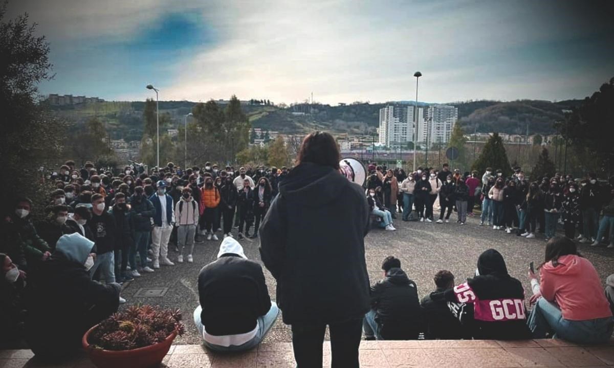 Gli studenti protestano dinnanzi alla scuola che sarebbe stato teatro di molestie